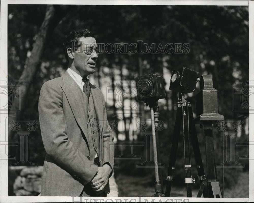 1933 Press Photo Neil McMath Speaks To Photographers After Daughters Rescue - Historic Images