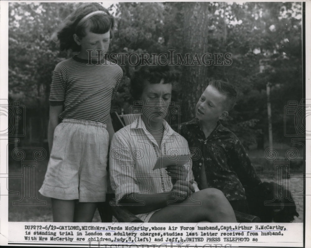 1954 Press Photo Verda McCarthy with children Judy and Jeff - Historic Images