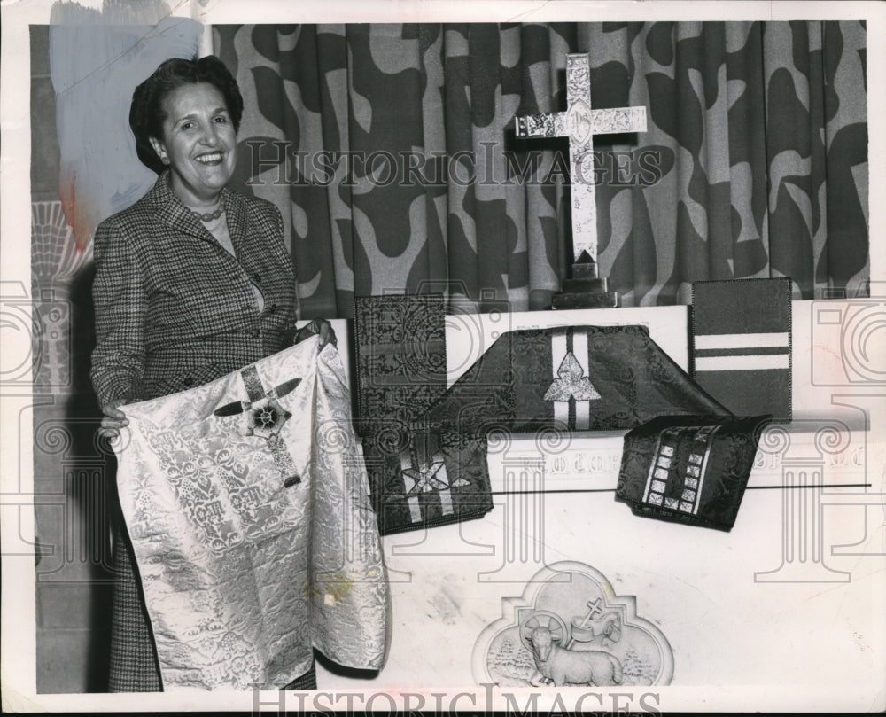 1955 Press Photo Mrs. Walter B. Wright make Altar Clothes for St.Paul Episcopal. - Historic Images