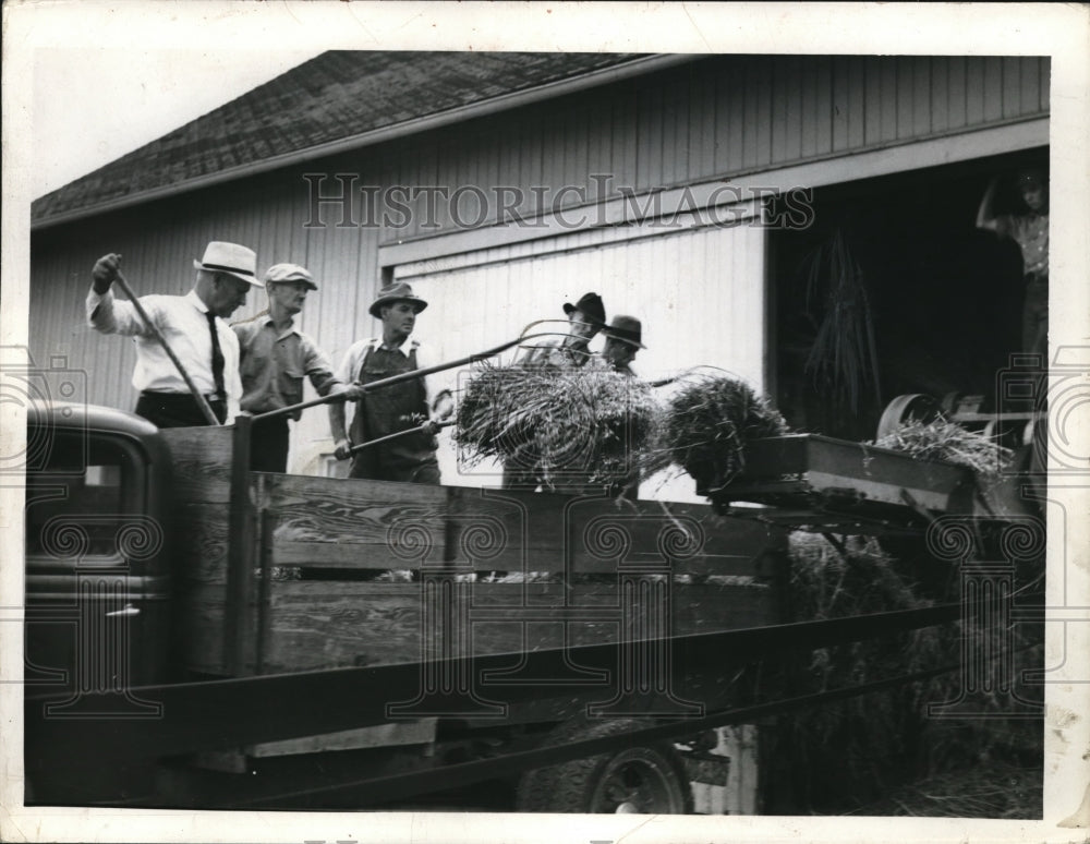 1939 Press Photo Unloading Oats - Historic Images