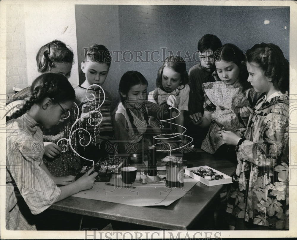 1942 Press Photo Children attending Cleveland Museum of Art-Tree makers - Historic Images