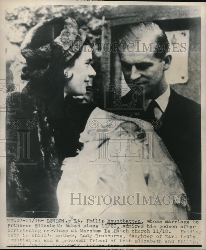 1947 Press Photo Lt. Philip Mountbatten admires godson held by Lady Brabourne - Historic Images