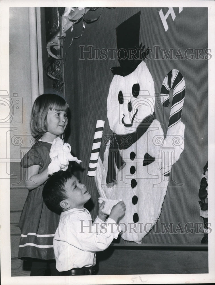 1960 Press Photo Barbara Ellis Bellfield Road Cleveland Heights With Children - Historic Images