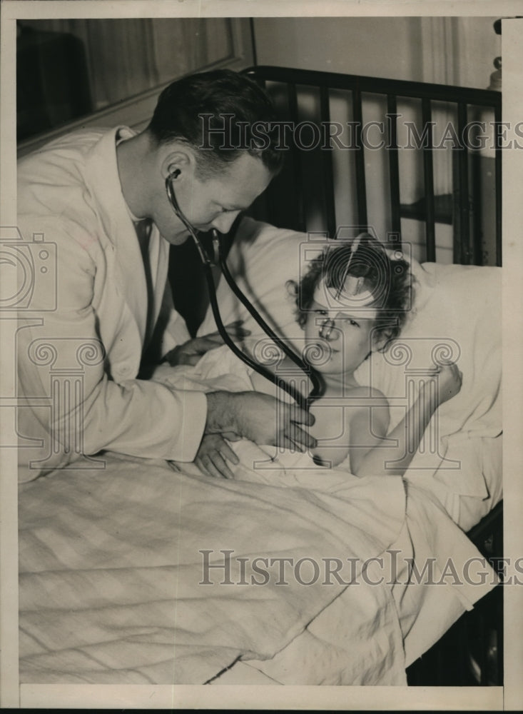 1939 Press Photo Doctor Bernard McKernan Holy Family Hospital - Historic Images