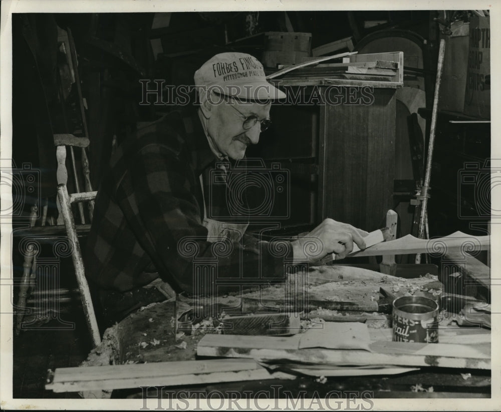 1951 Press Photo Volunteer of America workshop supported by funds of paper drive - Historic Images