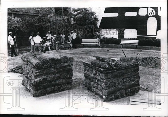 1978 Press Photo New sod laid at People's Park in Cleveland Ohio - Historic Images