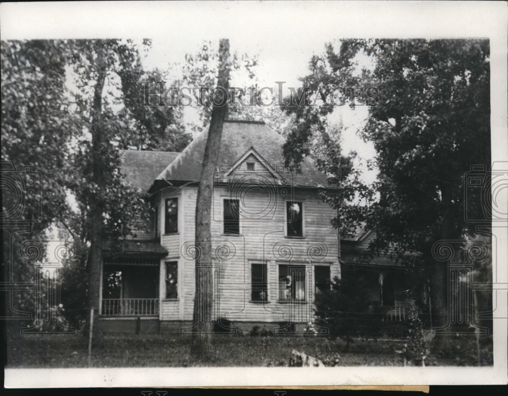 1933 Press Photo Arthur E. Hoover forced to deed his farm near Grand Meadow - Historic Images