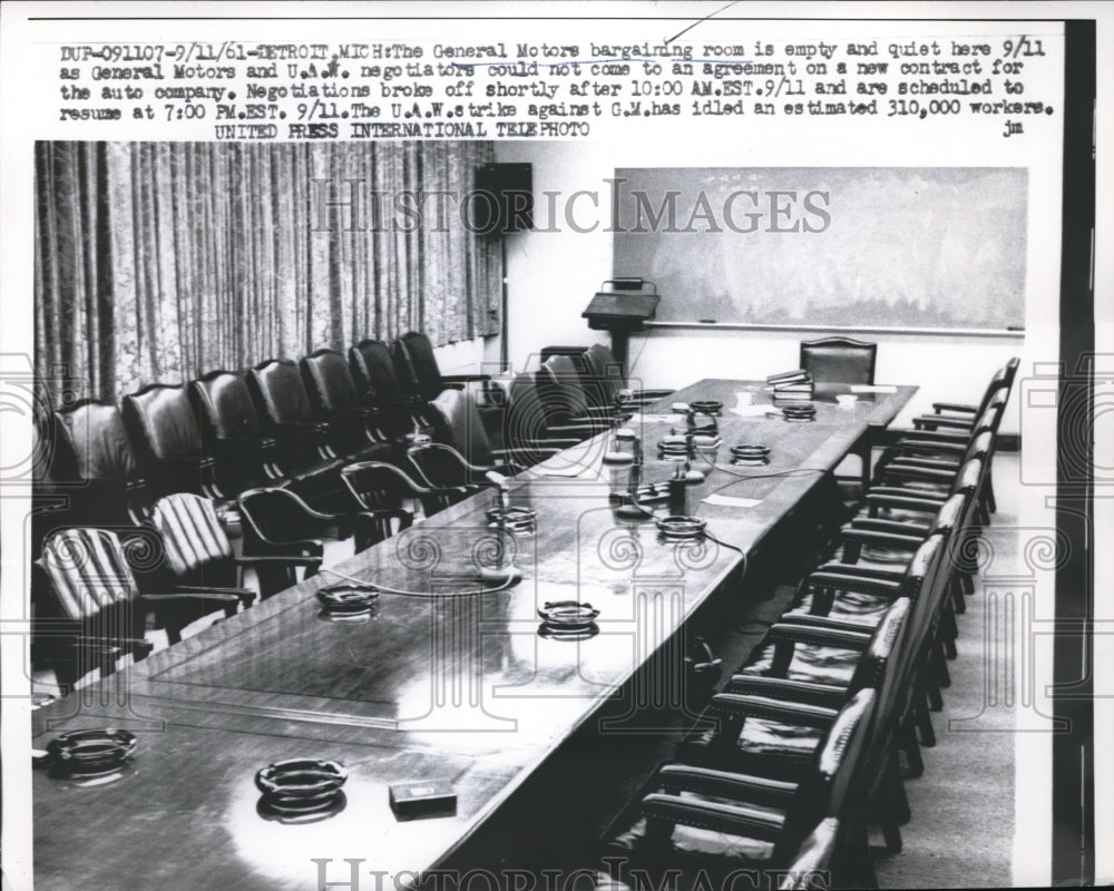 1961 The empty and quiet bargaining room of General Motors - Historic Images