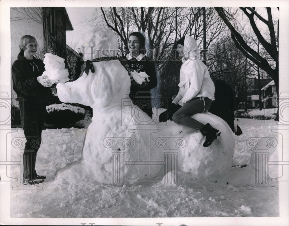 1964 Press Photo Bonnie Brooks, Susan &amp; Nancy Meyer play in the snow Cleveland - Historic Images