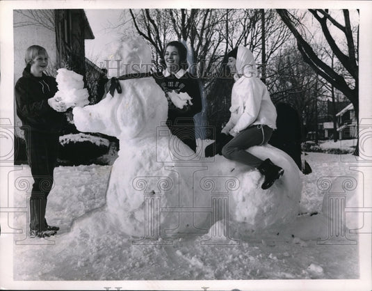 1964 Press Photo Bonnie Brooks, Susan & Nancy Meyer play in the snow Cleveland - Historic Images