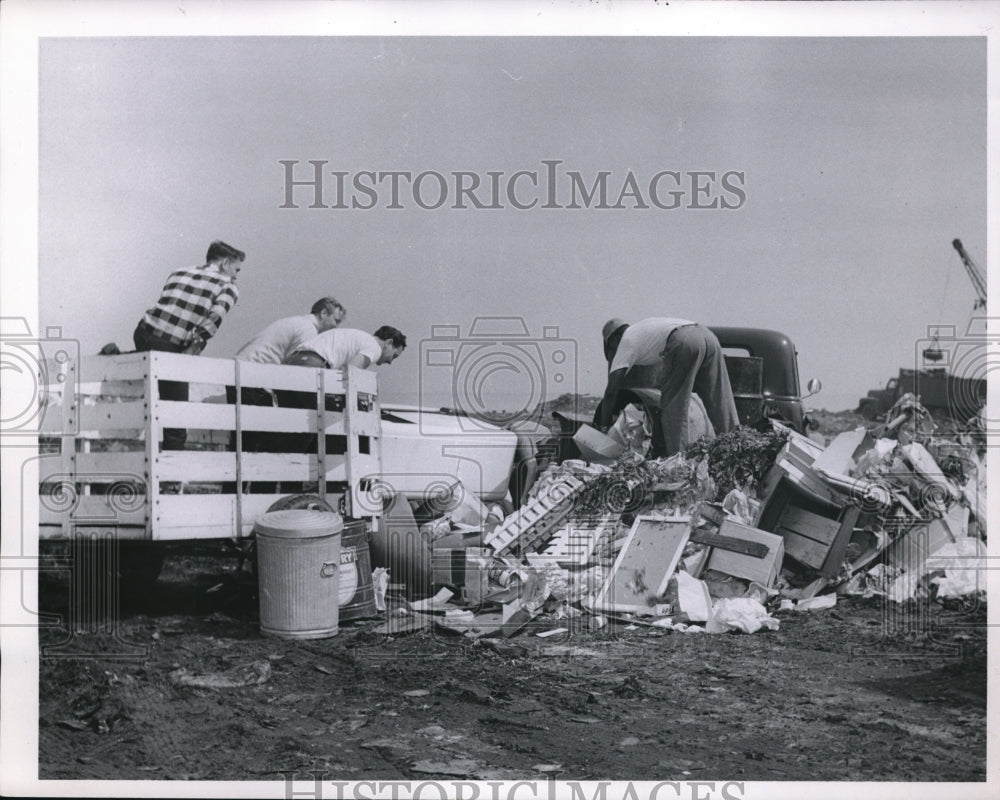 1957 Press Photo Do it yourselfers dump trash in Cleveland - Historic Images