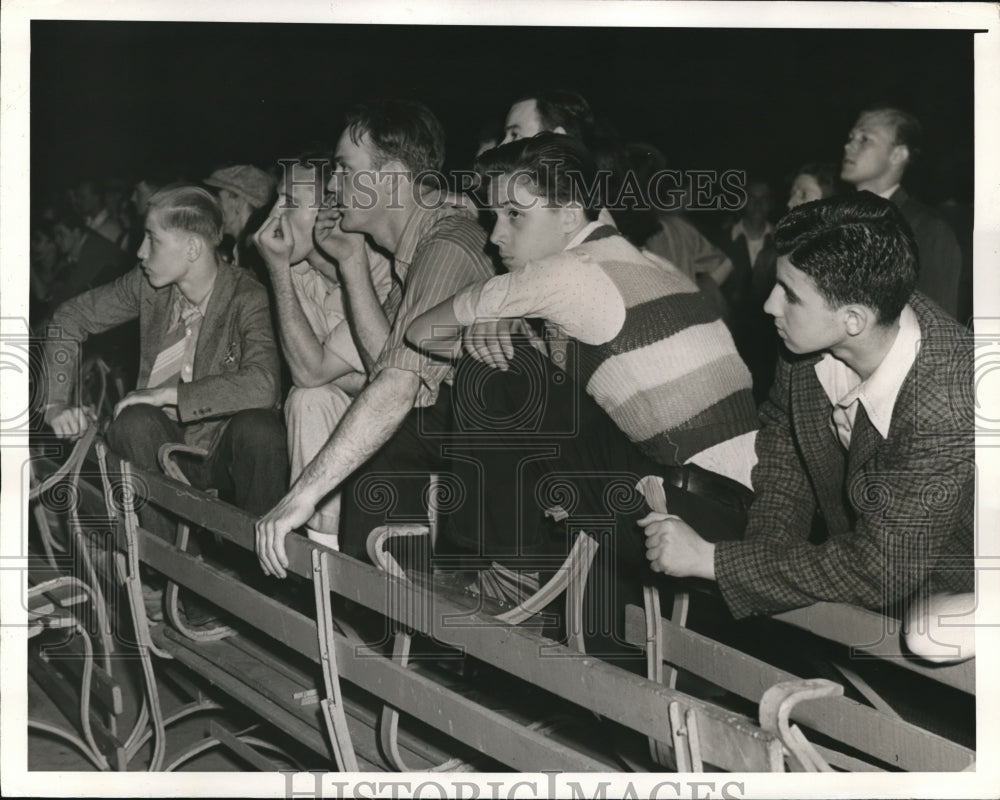 1940 Press Photo Lads watch the dancers with gloomy expression in Central Park - Historic Images