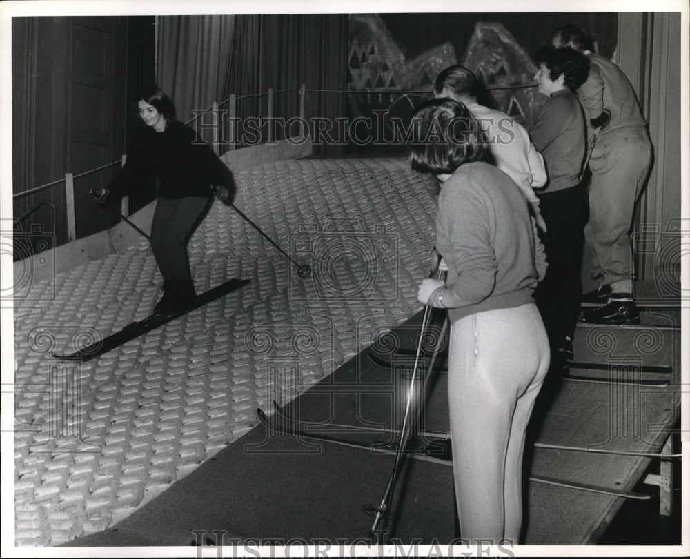 1961 Press Photo London England indoor ski slope for lessons - Historic Images