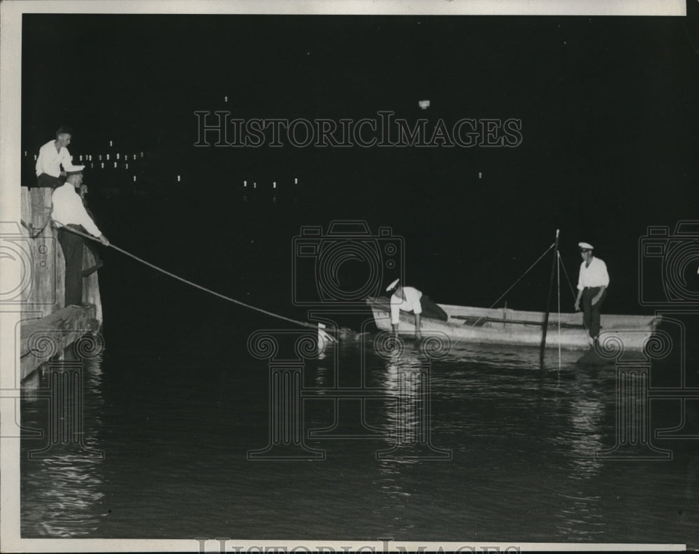 1933 Press Photo Cabin cruiser rammed on the Chicago river &amp; Coast Guard scene - Historic Images