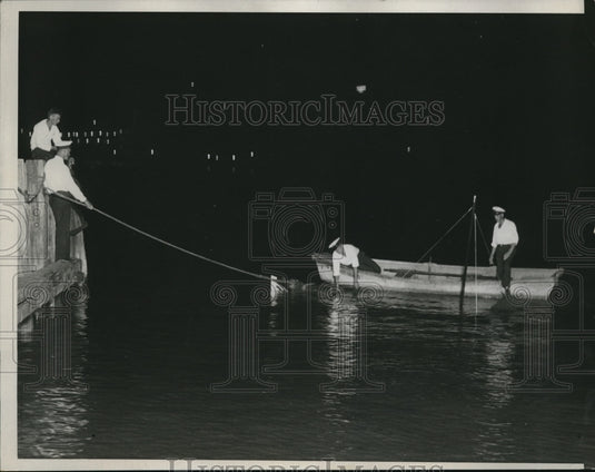 1933 Press Photo Cabin cruiser rammed on the Chicago river & Coast Guard scene - Historic Images