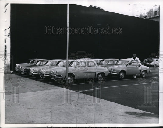 1959 Press Photo Wash DC parking lot LB Dogett Jr & small cars-Historic Images