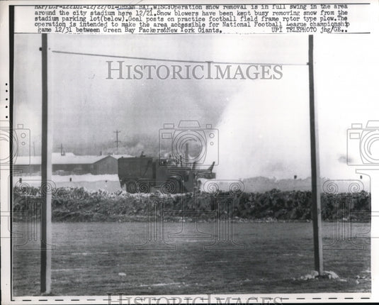 1962 Press Photo Green Bay Wisconsin Snow Removal Staduim Parking Football - Historic Images