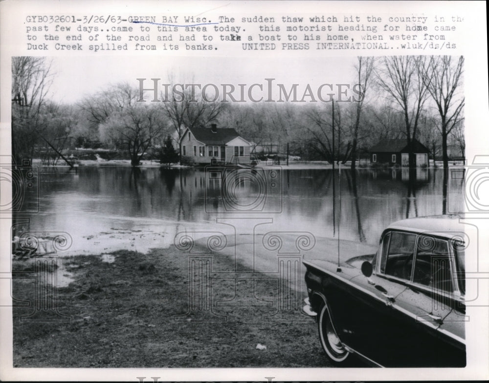 1963 Press Photo Green Bay Wisconsin Motorist Had To Take Boat Home Flooding - Historic Images