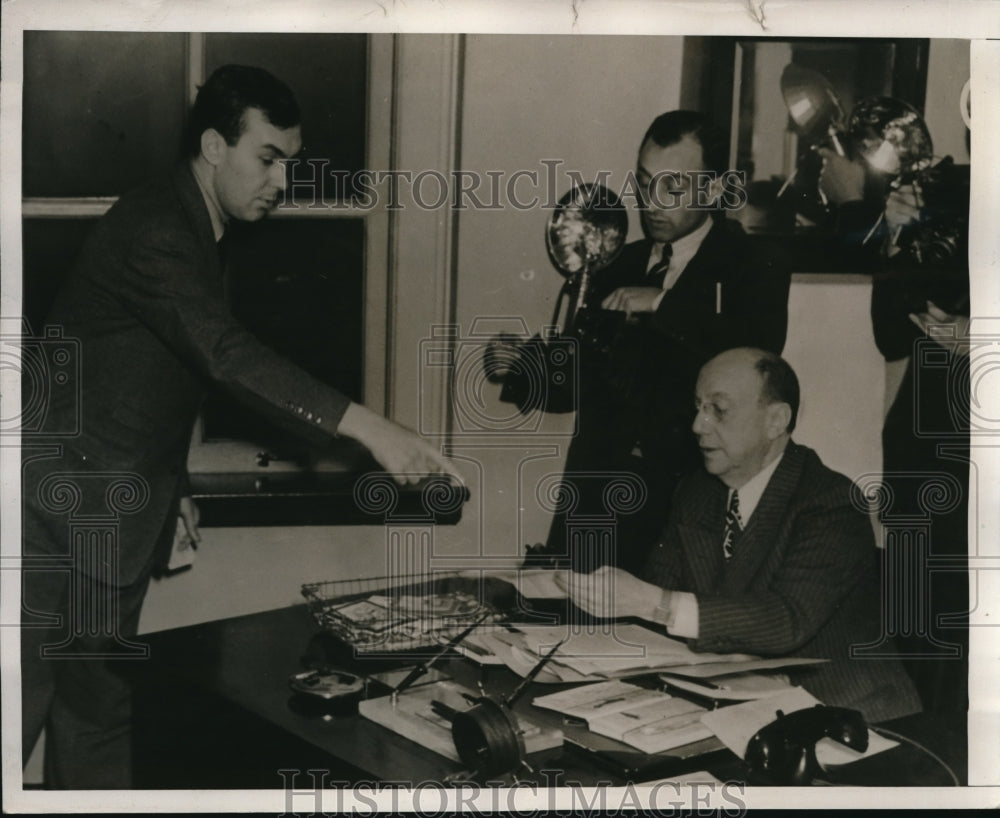 1939 Press Photo Sportswriter Bill McGraw,Leon Rains of PA Boxing Comm - Historic Images