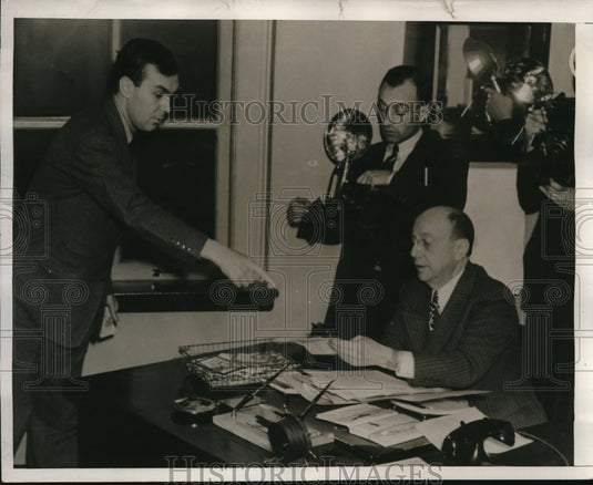 1939 Press Photo Sportswriter Bill McGraw,Leon Rains of PA Boxing Comm - Historic Images