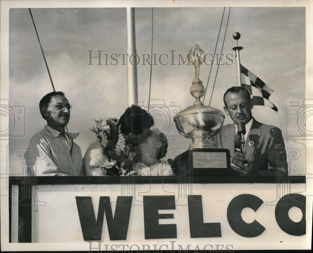 1949 Press Photo Cleveland Ben McKillen & mom won National Air Races - Historic Images