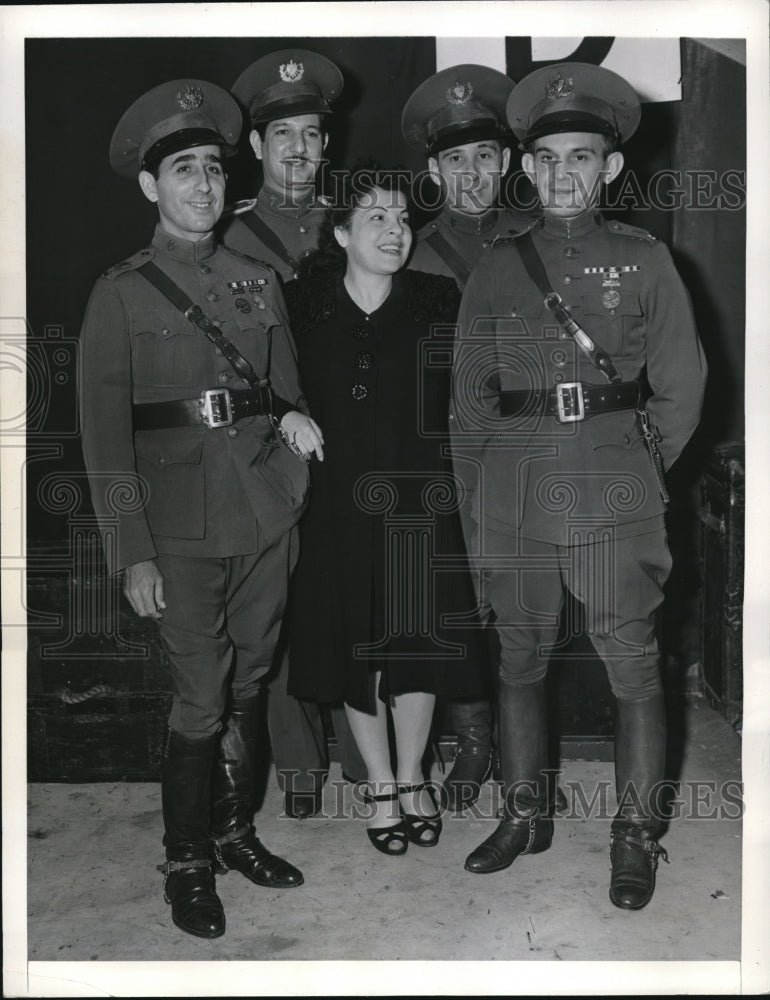 1941 Press Photo Mori Fremon with Lieuts. Padron,Nabanjo,Canton and Capt. Chipi - Historic Images