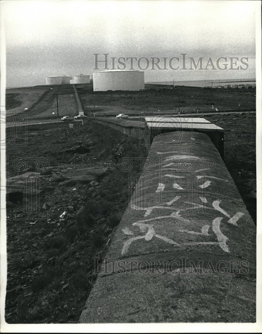 1968 Press Photo Iceland near Reykjavik with modern tanks & pipes steam power - Historic Images