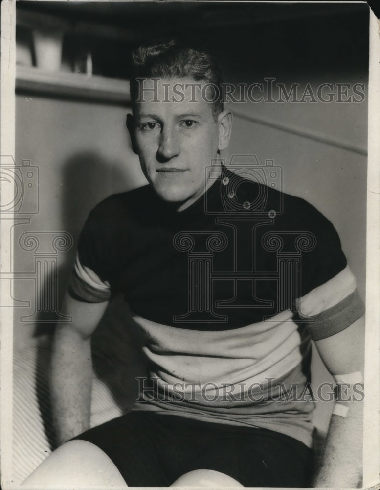 1933 Press Photo Norman Hill young man with bandaged arm - Historic Images