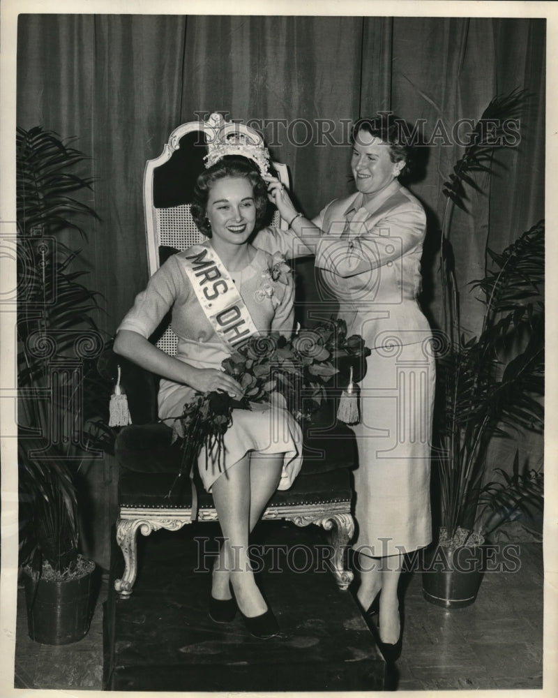 1957 Press Photo Mrs. O&#39;Neill crowns the new Mrs. Ohio winner, Mrs.Phillips - Historic Images