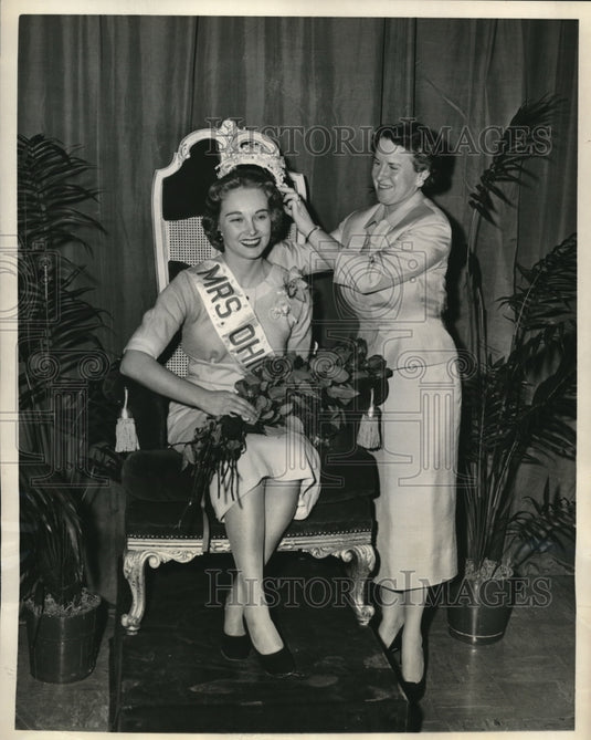 1957 Press Photo Mrs. O'Neill crowns the new Mrs. Ohio winner, Mrs.Phillips - Historic Images