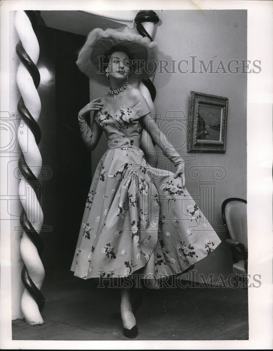 1954 Press Photo Germaine Lecomte in cotton print and hat by Gilbert Orcel - Historic Images