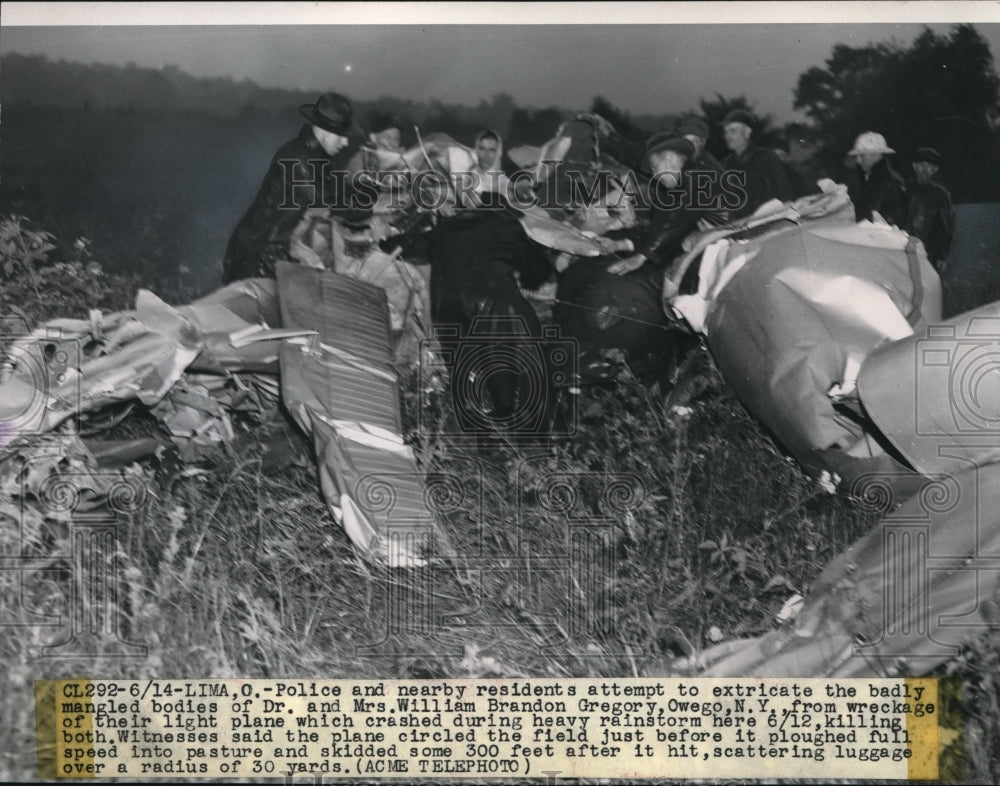 1948 Press Photo Lima Ohio Rescue work at small plane crash of Dr &amp; Mrs Wm B Gr - Historic Images