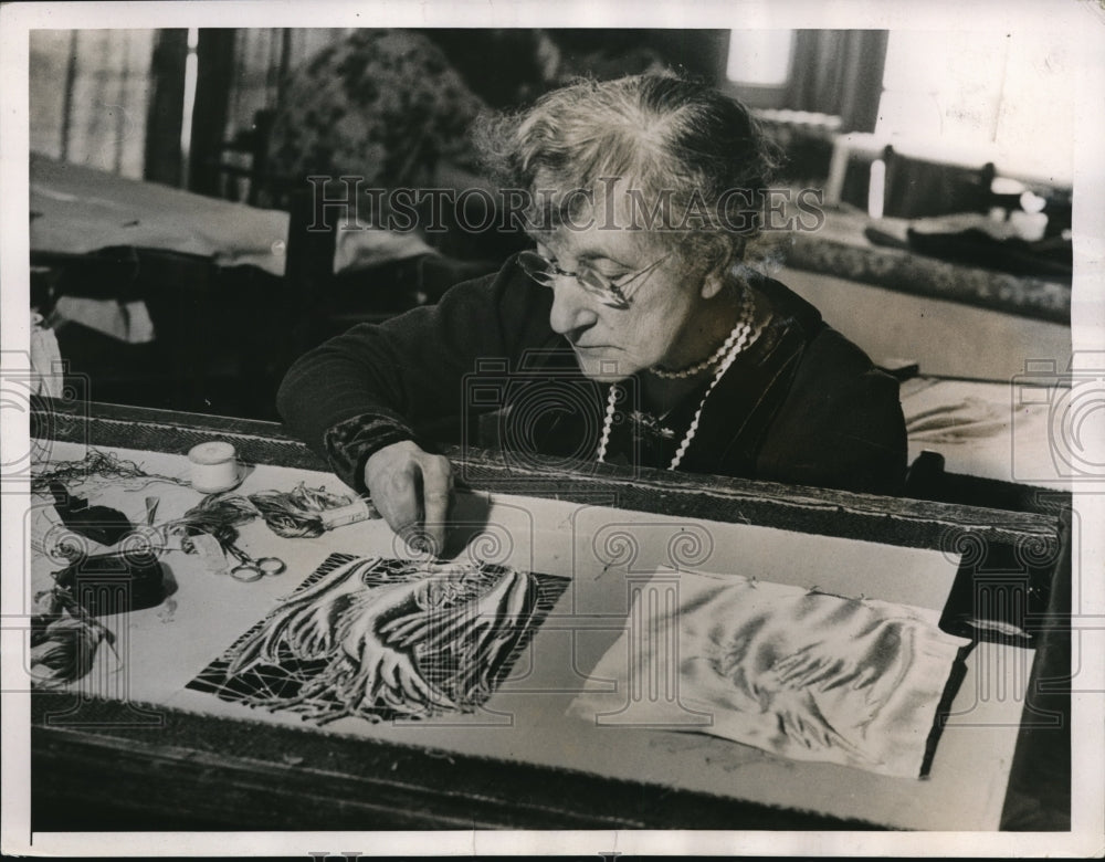 1937 Press Photo Miss H Girdle Stone  sews coronation canopy in London England - Historic Images