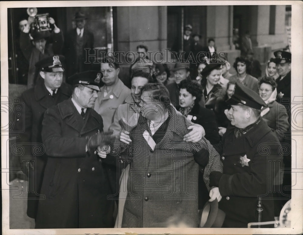 1944 Press Photo Chicago Ill Tom Powers picket at Montgomery Ward &amp; Co arrested - Historic Images