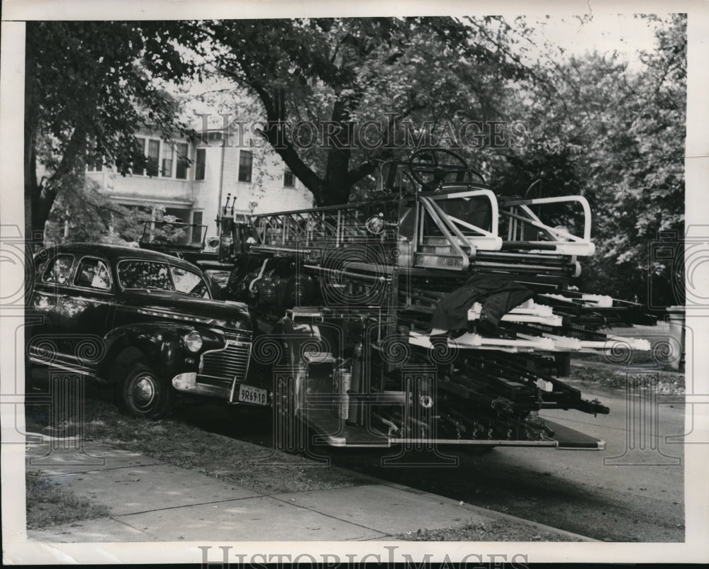 1948 Press Photo NYC Fireman with hook &amp; ladder truck hits a car - Historic Images