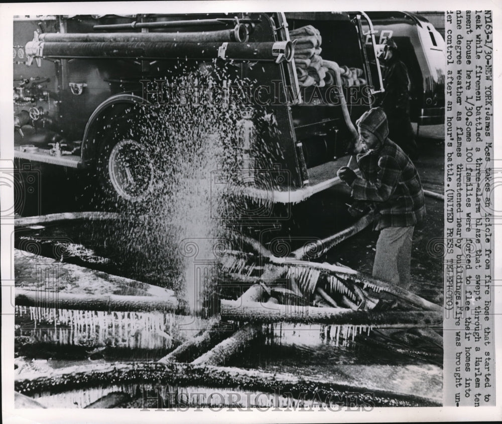 1952 Press Photo James Moss takes an icicle from fire hose - Historic Images