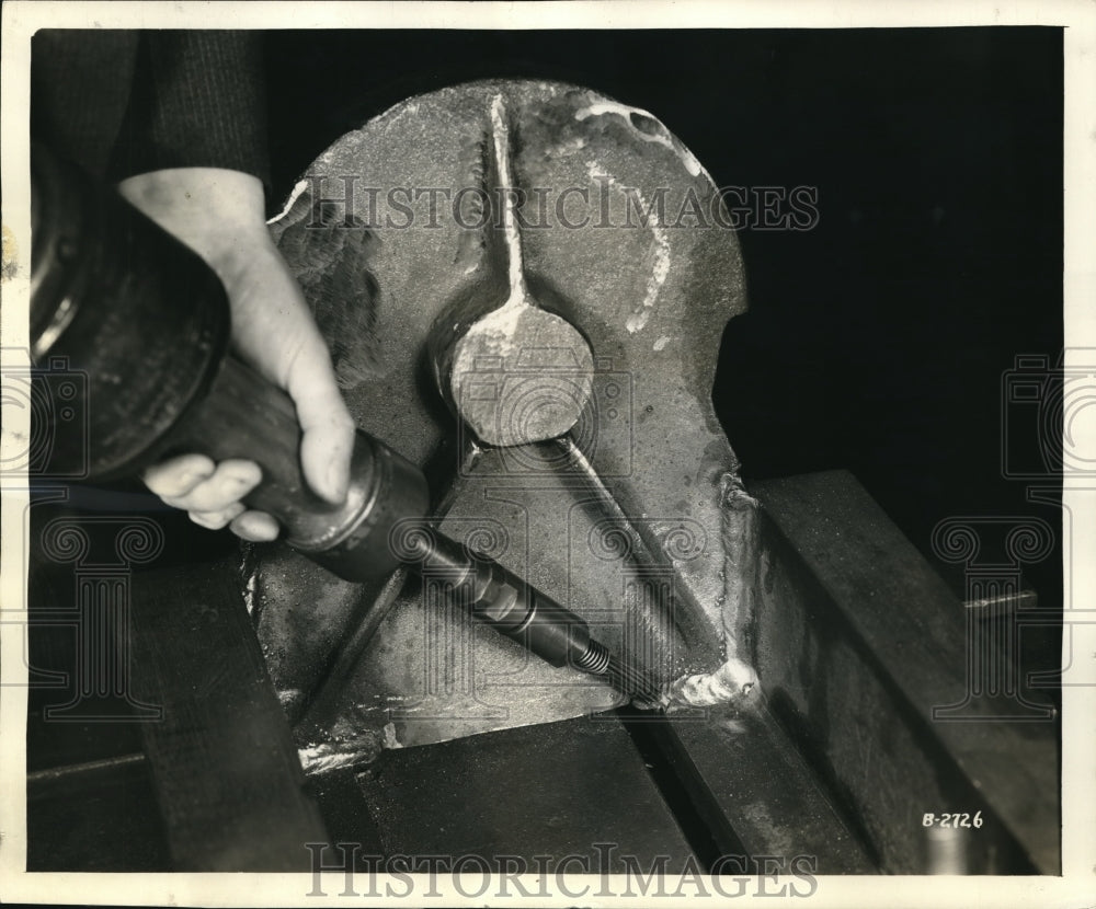 1942 Press Photo New end brush by Osborn Mfg Company for hard to get places - Historic Images