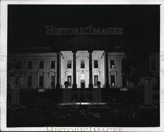 1946 Press Photo Lights out at the White House as they join power saving program - Historic Images