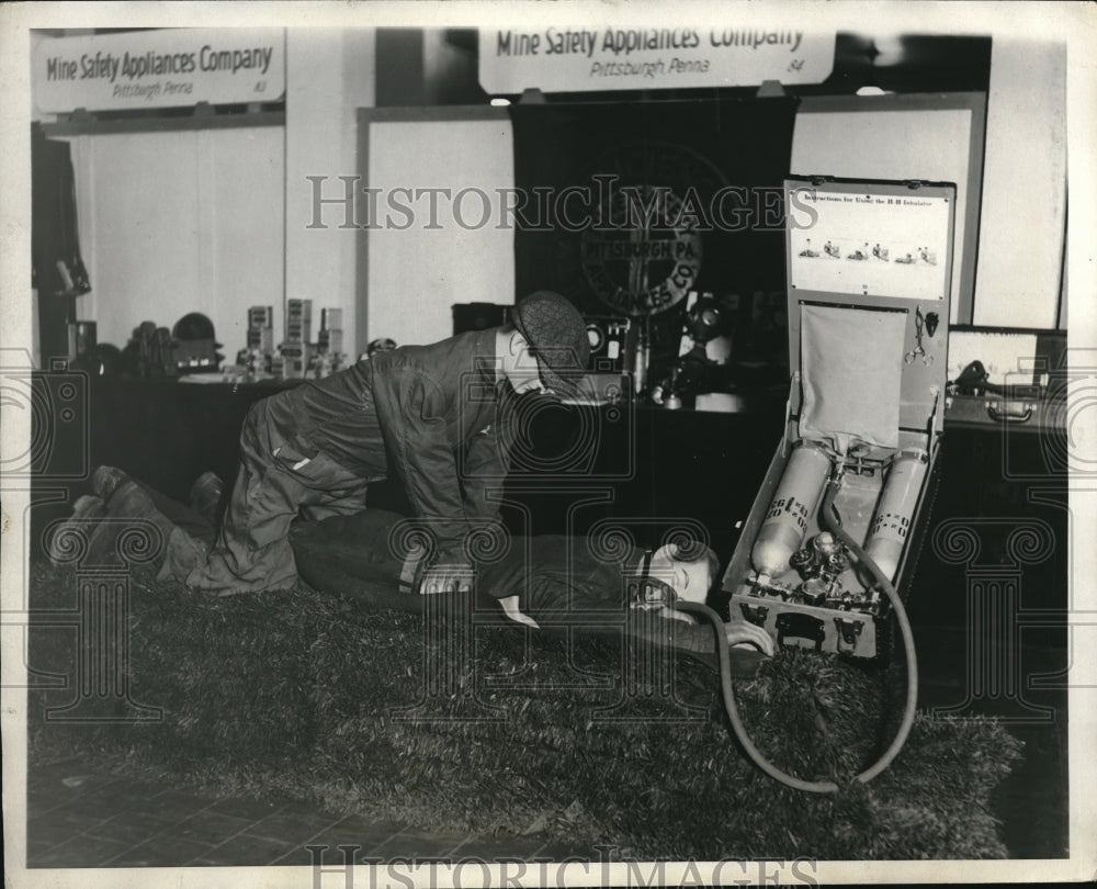 1931 New type of inhalator in safety test in Chicago - Historic Images