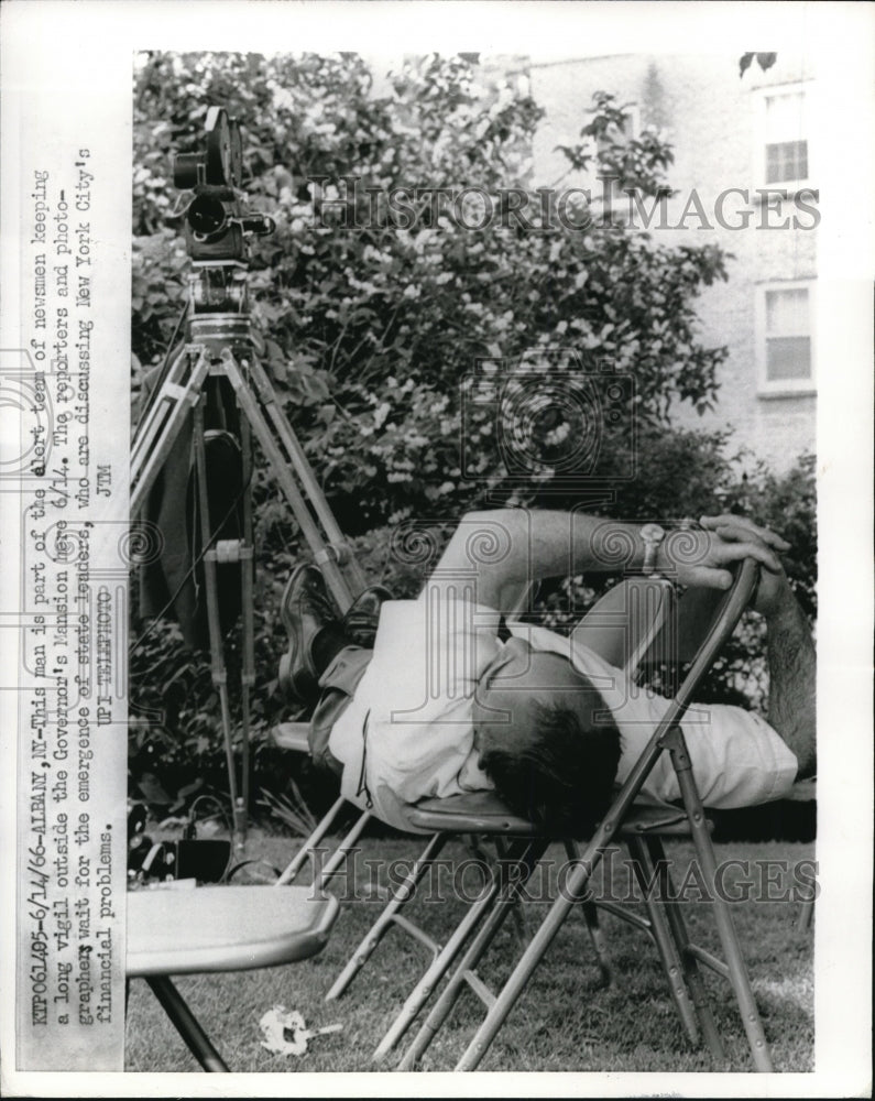 1966 Press Photo Albany NY newsmen at Governors Mansion as leaders meet - Historic Images