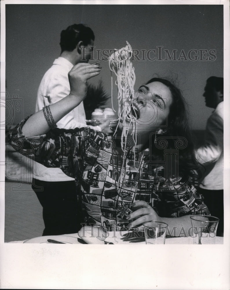 1954 In Palermo Sicily Spaghetti Queen Dia Natale-Historic Images