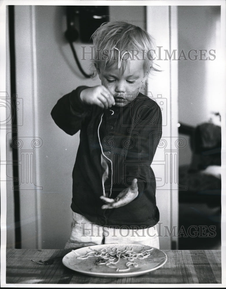 1961 Press Photo Having a Spaghetti and Meat Ball Deirdre uses both hands - Historic Images