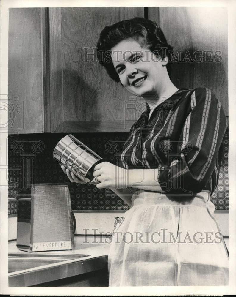 1962 Press Photo a disposable filter cartridge that purifies water-Historic Images