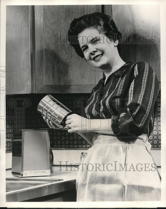 1962 Press Photo a disposable filter cartridge that purifies water-Historic Images