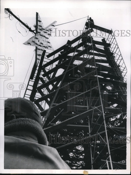 1956 Press Photo star lifted to top of National Christmas Tree in Washington DC-Historic Images
