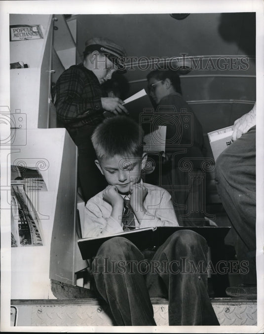 1947 Press Photo Harvey Smith age 8 reading The Little Fore Engine bookmobile - Historic Images