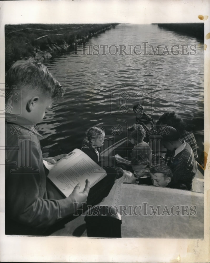 1948 Press Photo Schoolkids on La.Black Bayou school boat - Historic Images