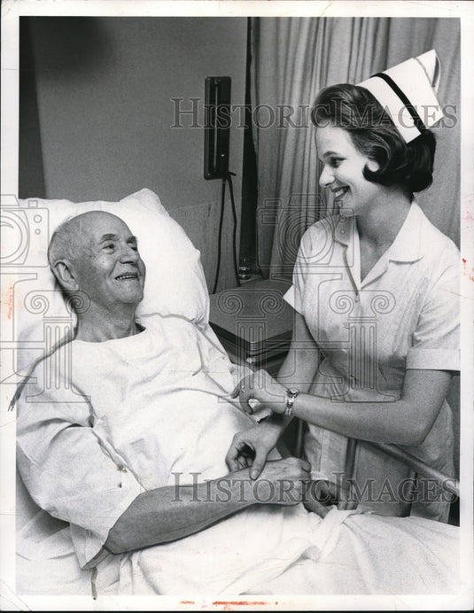 1962 A conversation of Dr.Hudson Fowler with his nurse Mrs. Sims Jr. - Historic Images