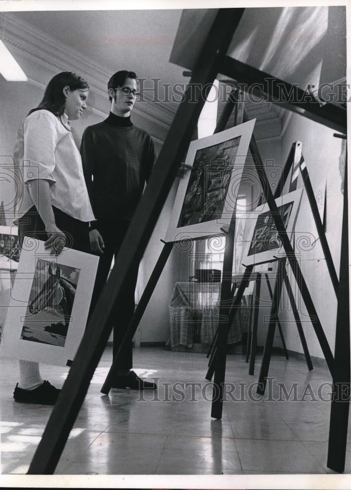 1969 Press Photo Displaying their art work at Gannett Neighborhood Center - Historic Images