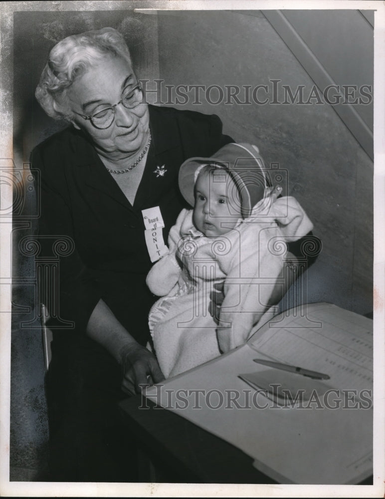 1958 Press Photo Mr. Georgmiana Meyer with 3-months-old Deborah Freedman - Historic Images